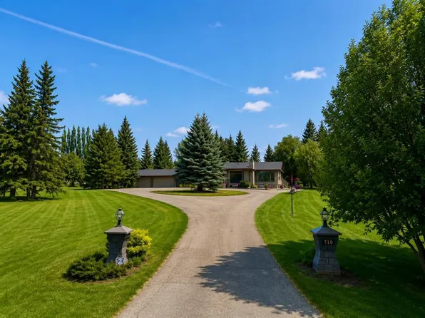 710 NW Bearspaw Village Dr, Rocky View County, AB T3L 2P3
