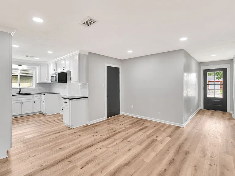 704 Teabury St — Photo 11