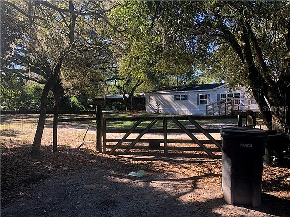 3rd image of 4704 Lakewood Dr