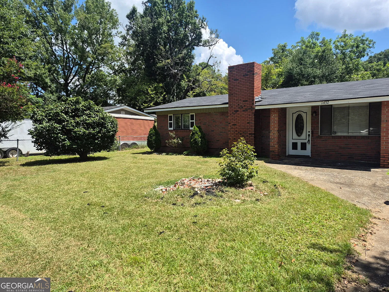 3 bed, $1,100 — Photo 1