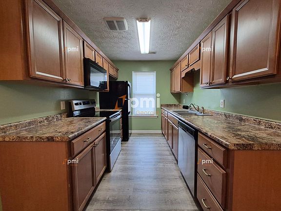 3rd image of 2 Pelham Ct