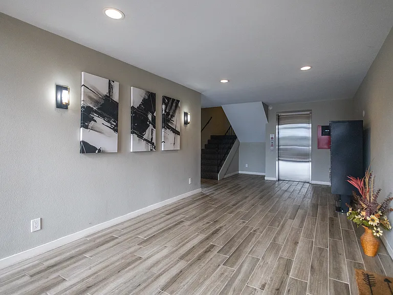 Californian Apartments — Photo 5
