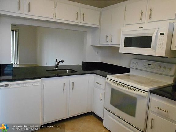 4th image of 10561 NW 10th St #201