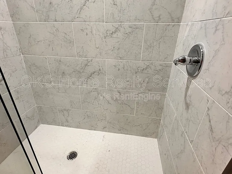 6715 Lyrewood Ln — Photo 15