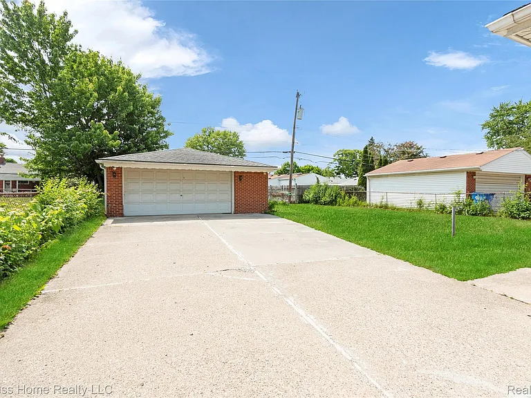 25217 Roan Ave — Photo 23
