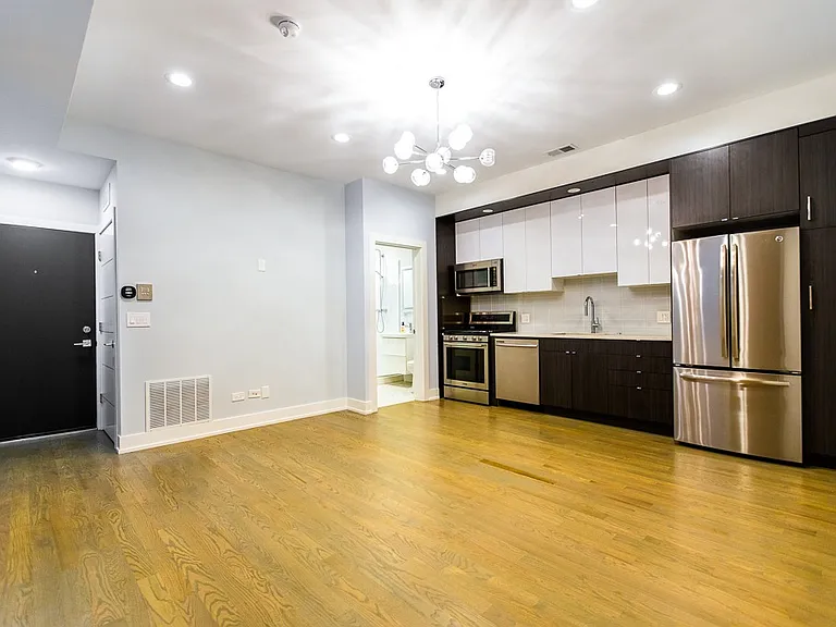 1638 N Marshfield Ave — Photo 1