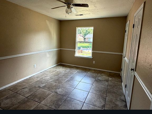 3rd image of 601 W 26th St S