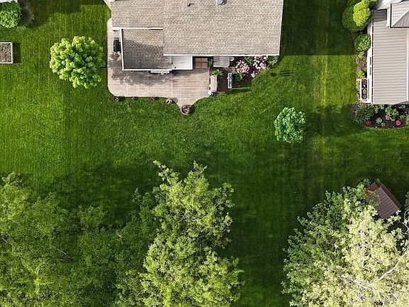 5th image of 723 Bur Oak Ct W