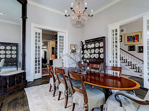 Formal dining area upon entryway.