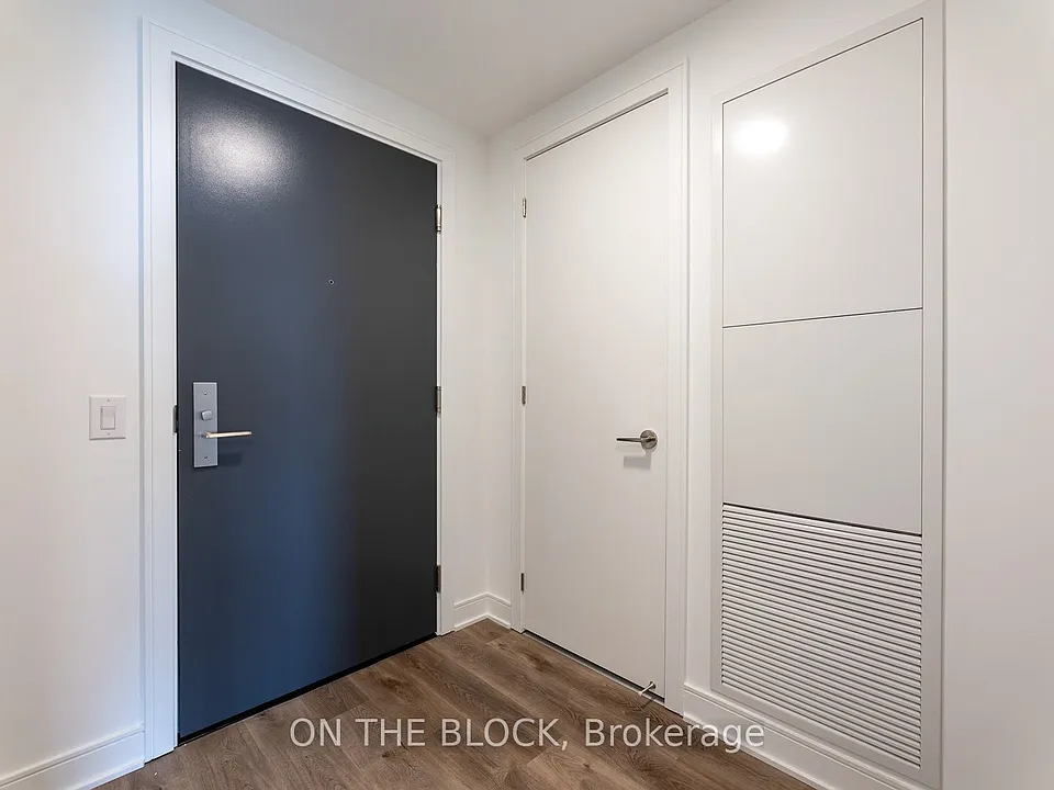 86 Dundas St E #913