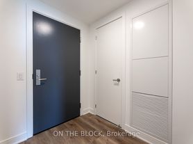 86 Dundas St E