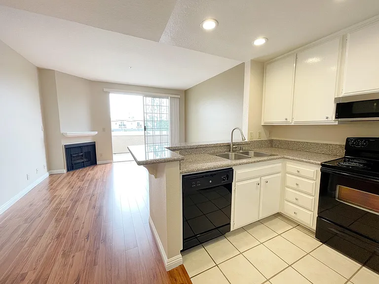 158 S Madison Ave — Photo 3