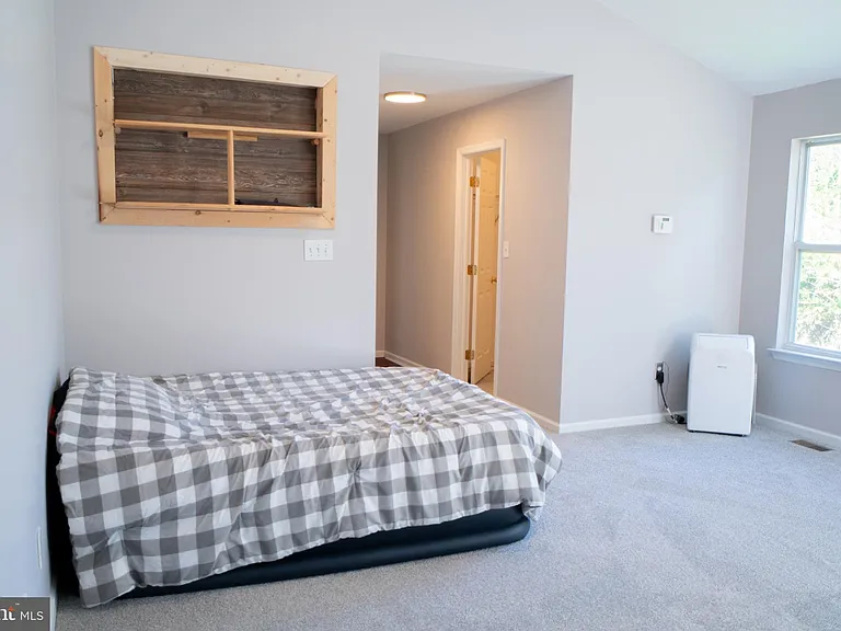102 Thomas Ln — Photo 41