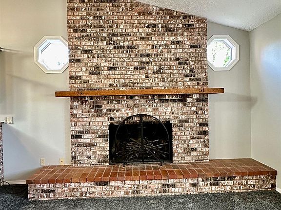 3rd image of 1008 NE Poplar St