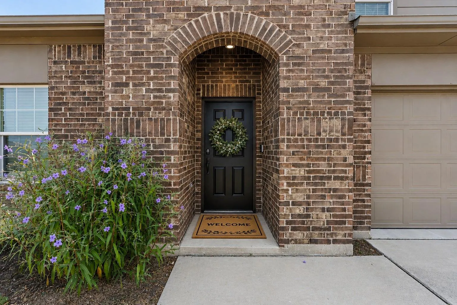 4 bed, 2.5 bath, 2231 sqft, $2,500 — Photo 2