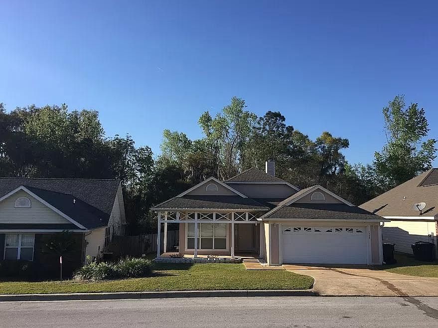 1st image of 1588 Applewood Way