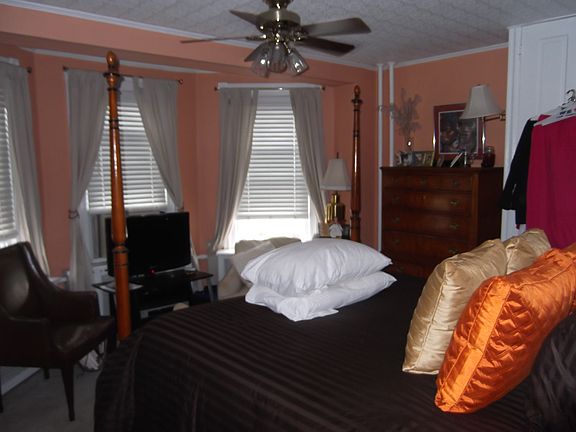 5th image of 824 N Lombard St