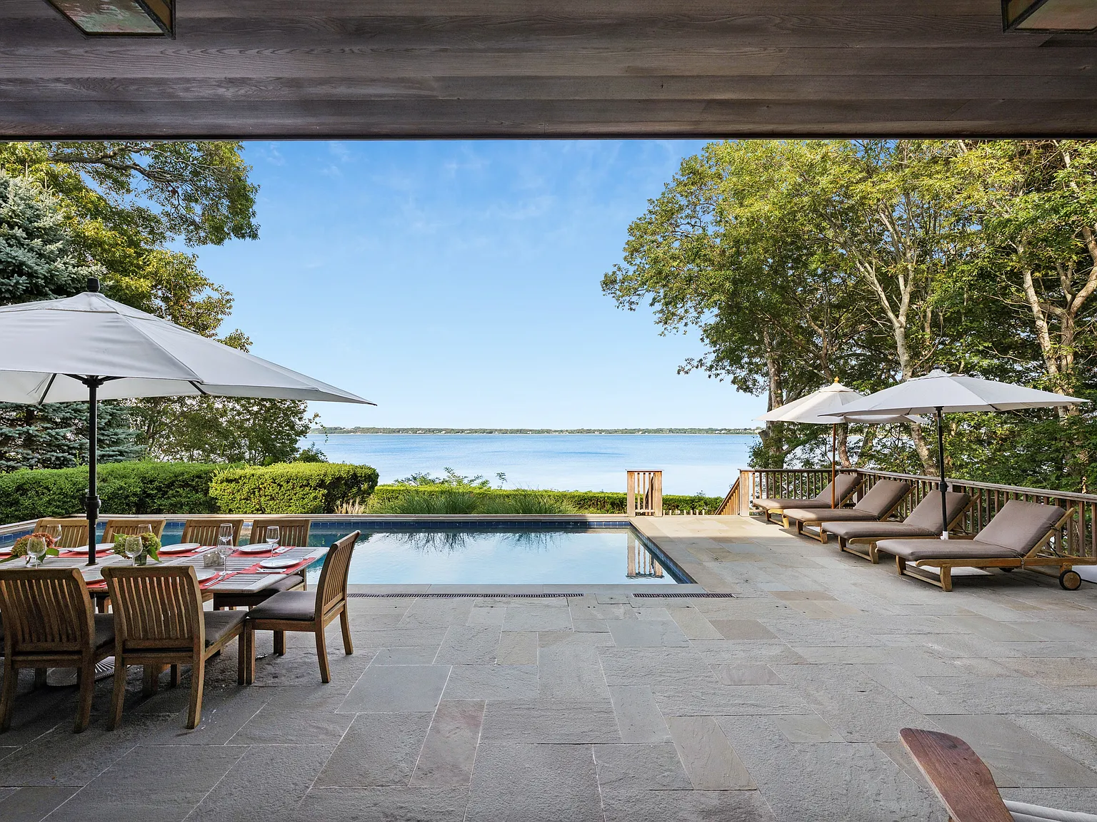 Spectacular Waterfront Elegance — Photo 2