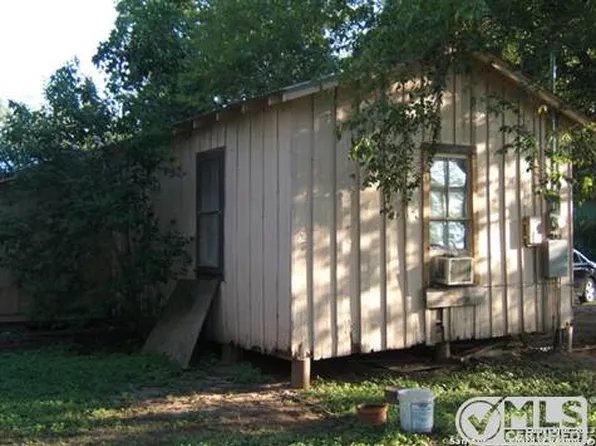 626 Hoskins St, Gonzales, TX 78629