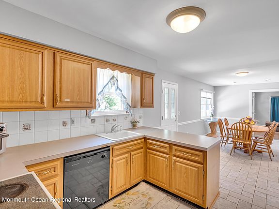 3rd image of 833 Lawrence Ave