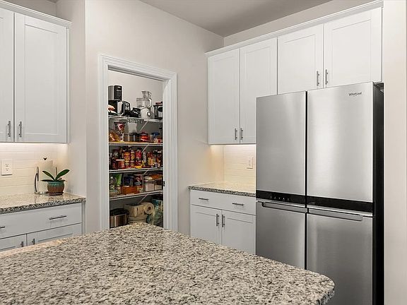 5th image of 135 Lavinia Cir