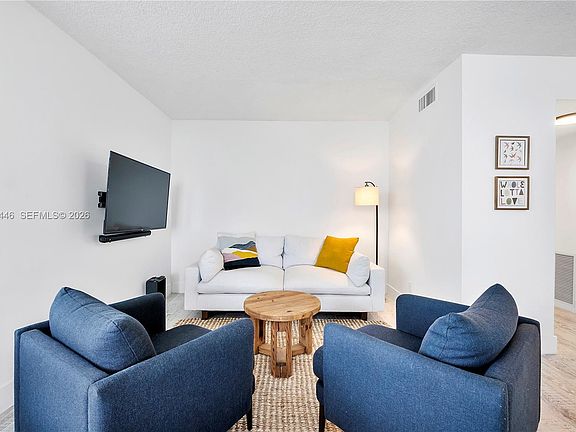 4th image of 2639 N Riverside Dr APT 806