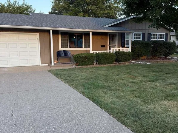 2023 Elmwood Ln, Bettendorf, IA 52722