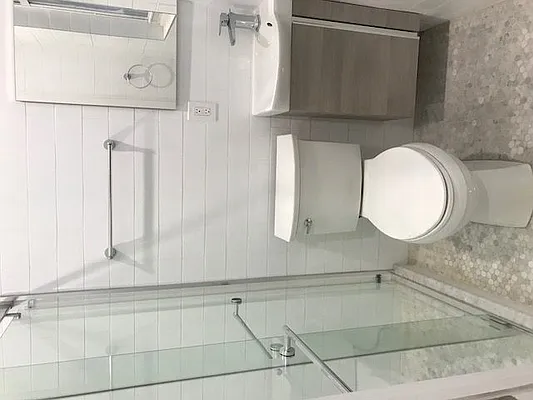 Rented by Salon Realty Corp | media 16