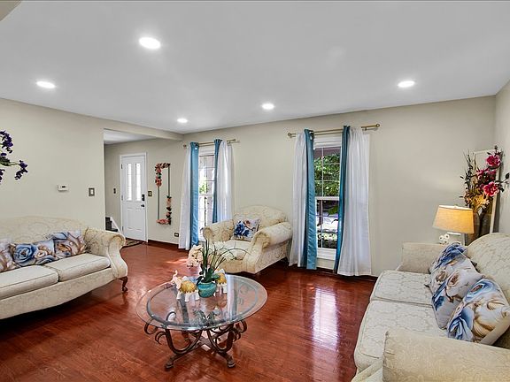 5th image of 628 Primrose Ln
