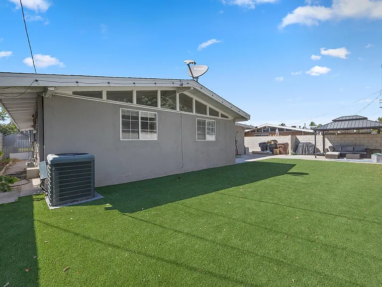 1048 N Hermosa Dr — Photo 23