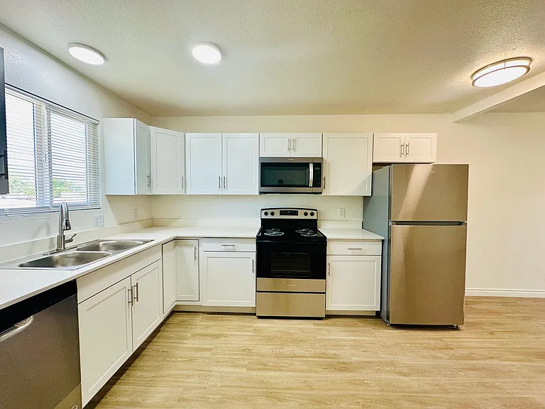 4424 Bellevue Newly Renovated Apartments with All Appliances Included! — Photo 5