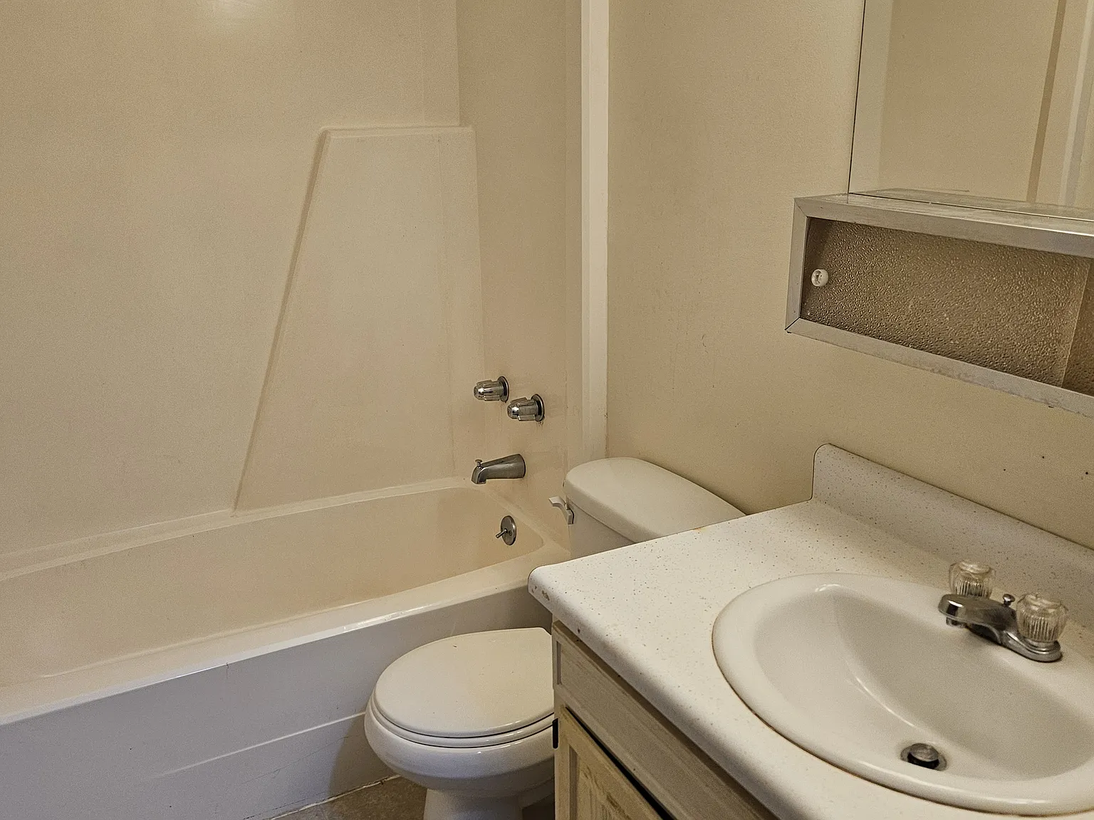 2 bed, 782 sqft, $895 — Photo 2