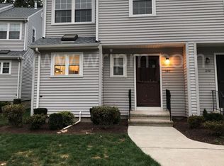 240 Red Oak Ln, Bridgeport, CT 06606