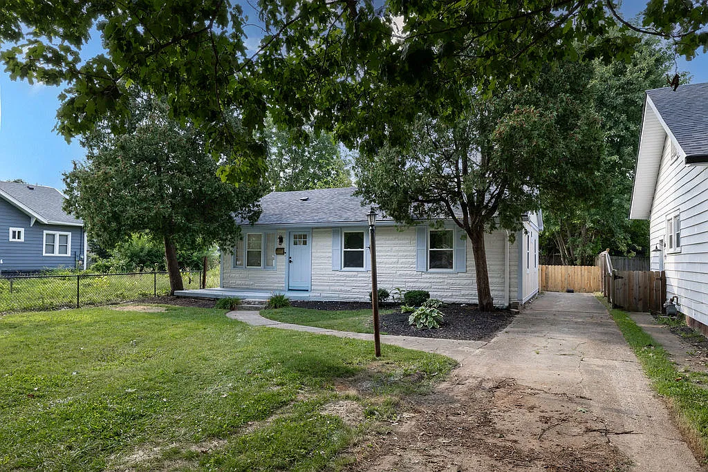 3 bed, 1.5 bath, 925 sqft, $2,100 — Photo 2
