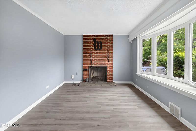 3rd image of 10 Warren Avenue