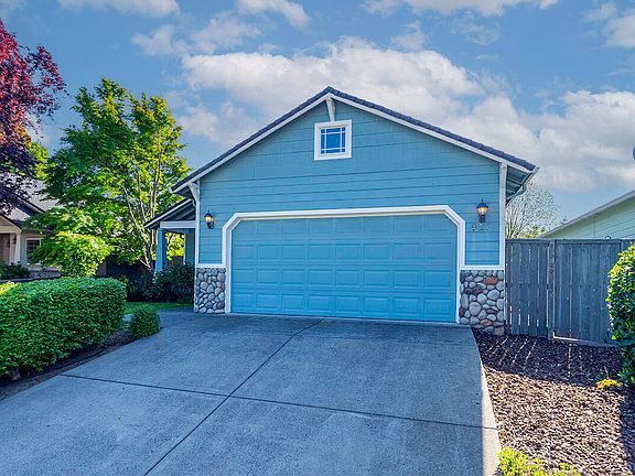 2nd image of 923 Village Cir