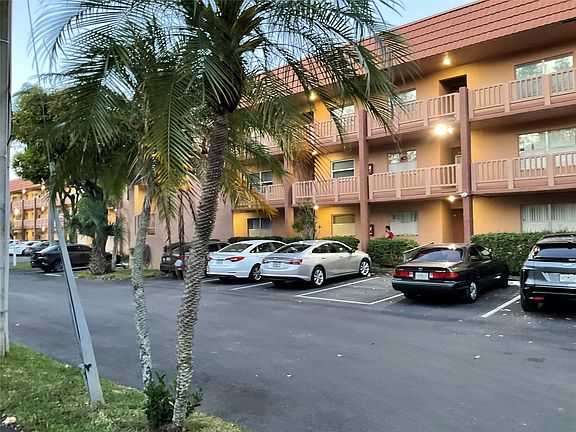 5th image of 9861 Sunrise Lakes Boulevard #304