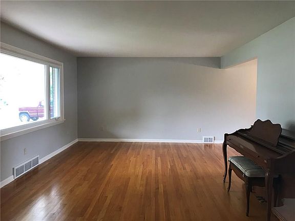 4th image of 5433 Heidt Ave