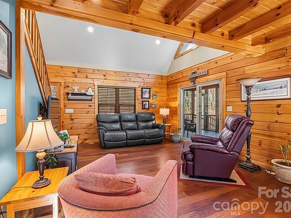 9th image of 204 Mountain Vista Dr