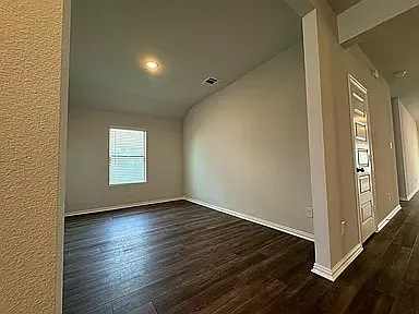 4 bed, 2213 sqft, $2,200 — Photo 3