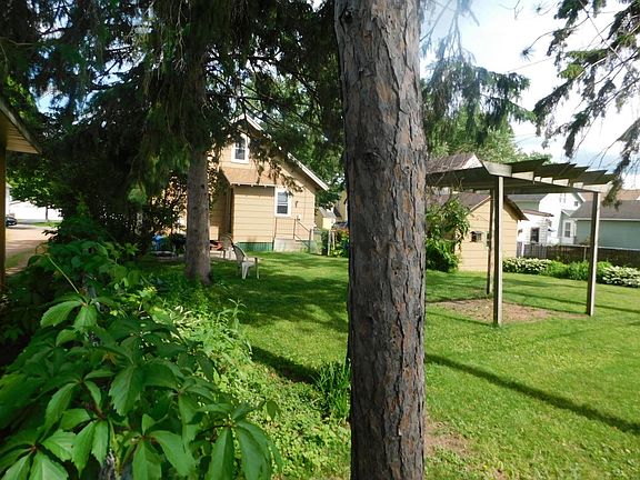 2nd image of 922 6th Ave S #S