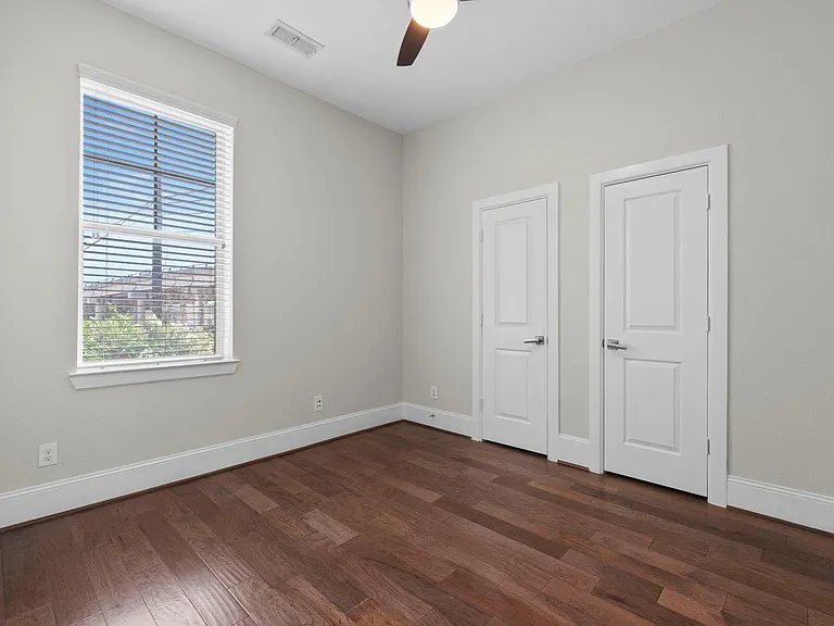 702 N Shepherd Dr — Photo 16