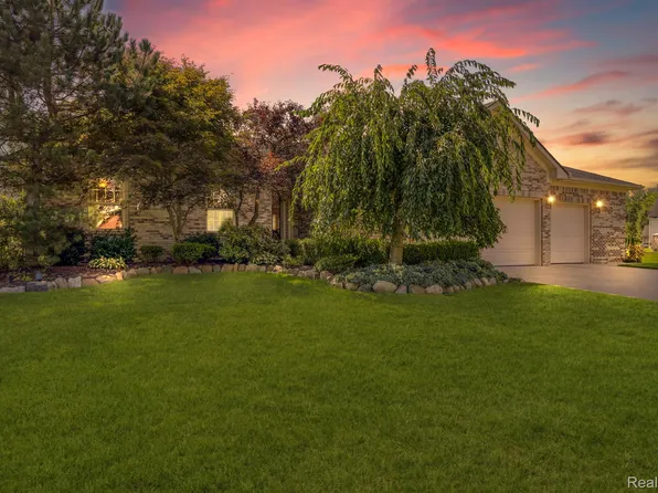 30769 Lower Ridge Dr, New Boston, MI 48164