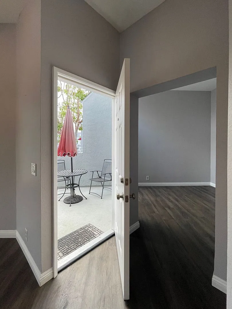 Upper Carriage Unit. 1Bed+DEN! 1 car garage. Great Location! — Photo 4