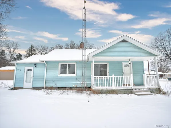 2296 Russell St, Grand Blanc, MI 48439