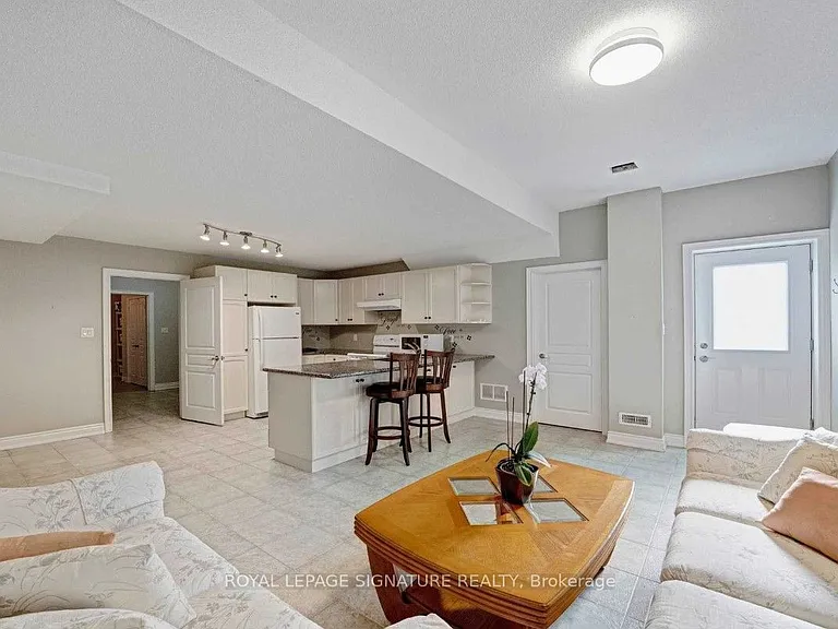 975 Fredonia Dr — Photo 4