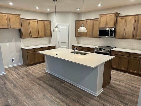 3rd image of 336 Lincoln Cir W