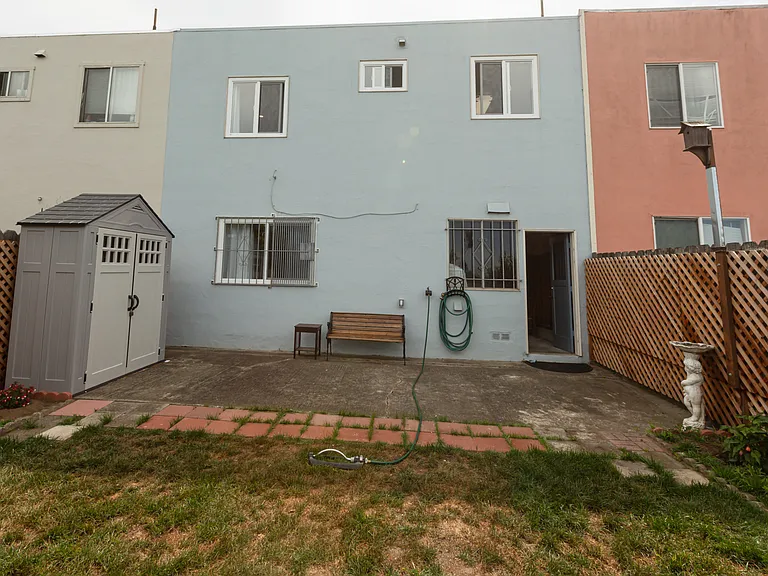 446 Niantic Ave — Photo 9