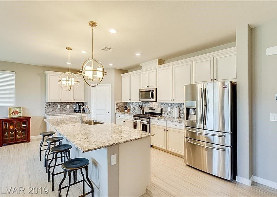 Kitchen: upgraded countertops, cabinets, appliances & flooring