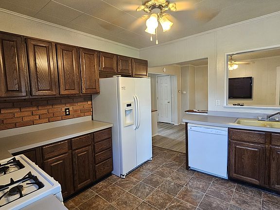 4th image of 301 N 1st St